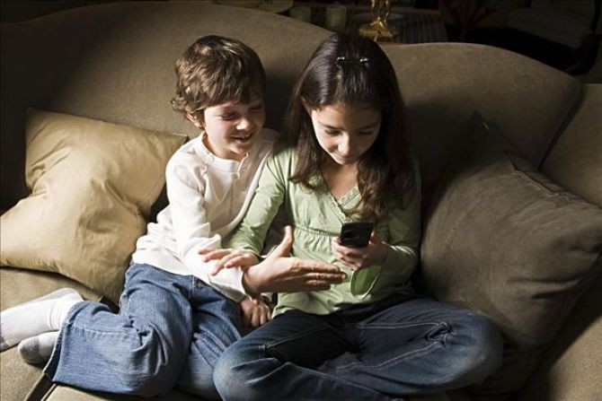 小孩玩旧手机新闻小孩喜欢玩手机怎么办